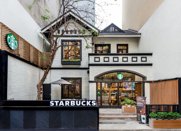 Starbucks Duy Tân - nước đi "cáo già" của ông lớn ngành cafe